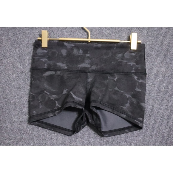 lululemon athletica Pants - Lululemon Shorts Women 4 Black Camo Biker Compression 2.5" Athleisure Yoga Train